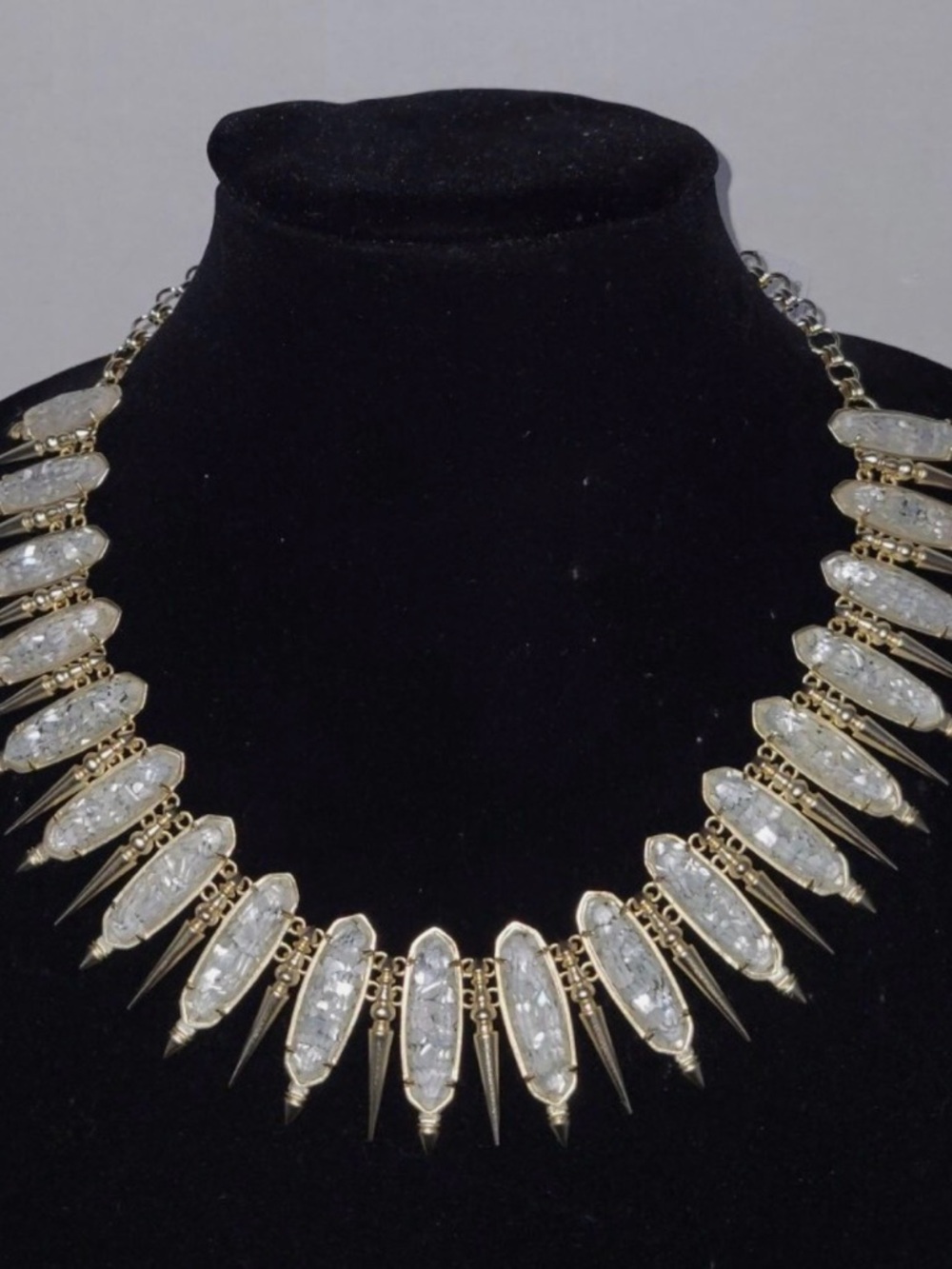KENDRA SCOTT Gwendolyn Statement Necklace Crushed mother of pearl